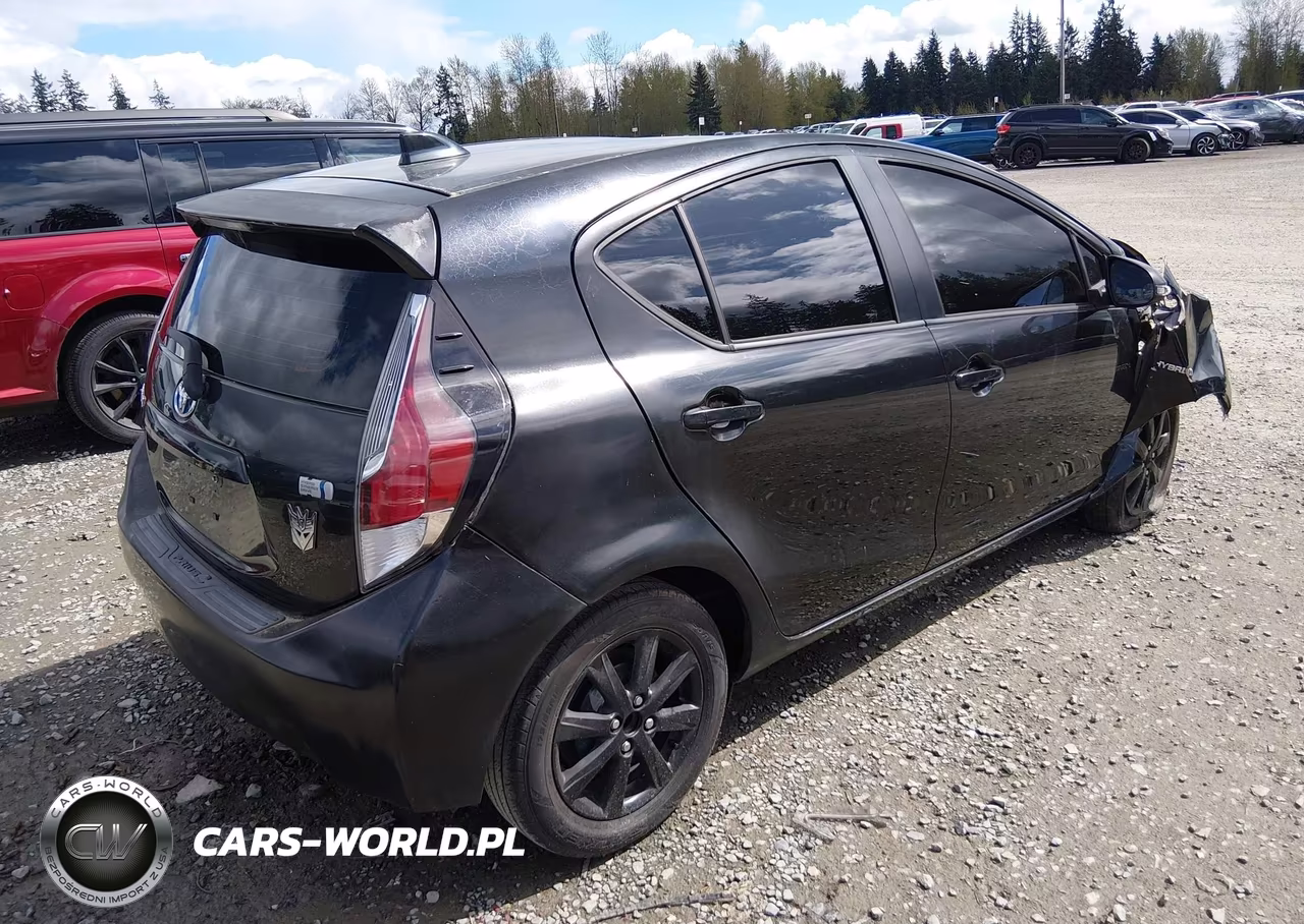 2016 Toyota Prius C Persona Series VIN:JTDKDTB32G1114611 - 4