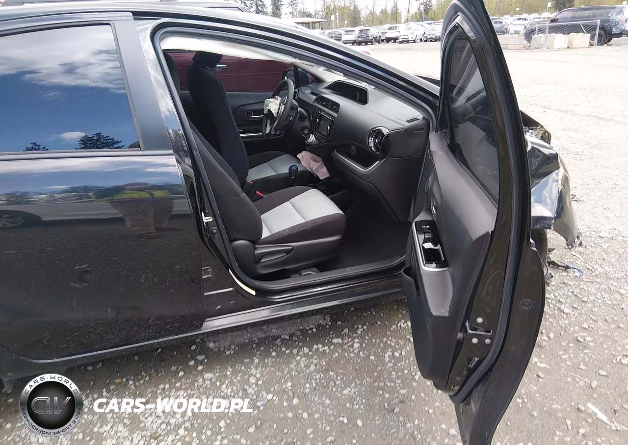 2016 Toyota Prius C Persona Series VIN:JTDKDTB32G1114611 - 5