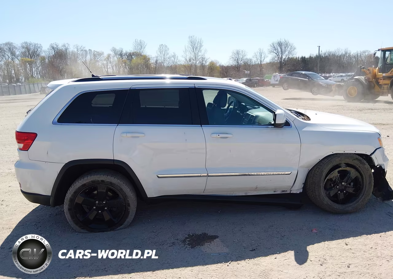 2013 Jeep Grand Cherokee Laredo VIN:1C4RJFAG0DC592118 - 13