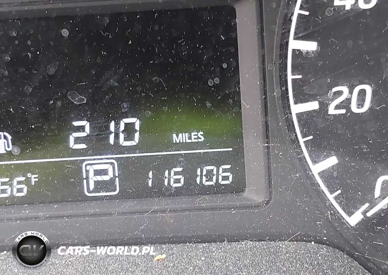 2016 Nissan Sentra S VIN:3N1AB7AP9GY328992 - 16