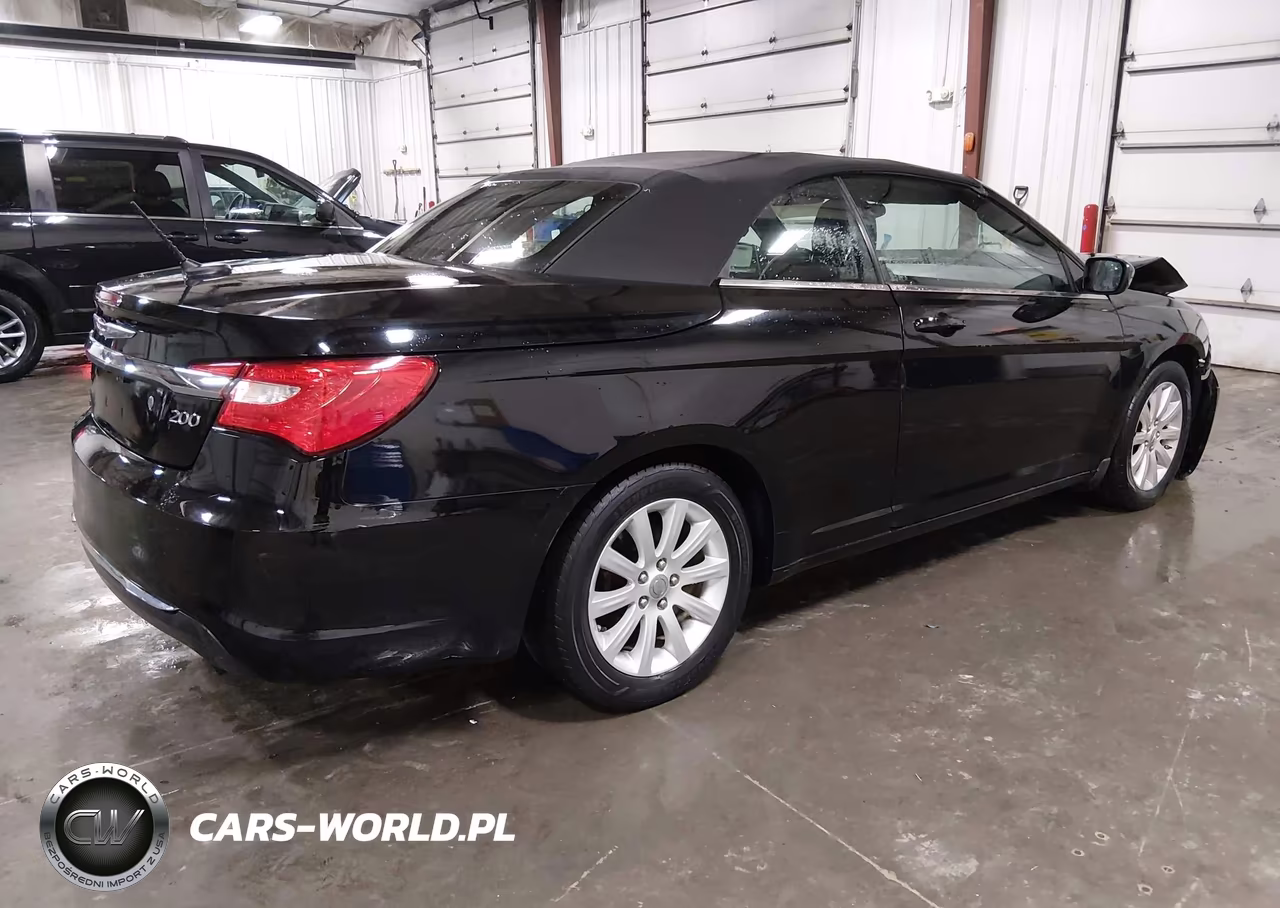 2014 Chrysler 200 Touring VIN:1C3BCBEBXEN158236 - 4
