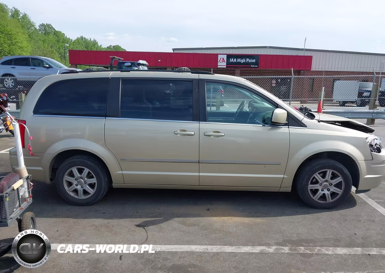 2010 Chrysler Town & Country Touring Plus VIN:2A4RR8DX9AR441405 - 13