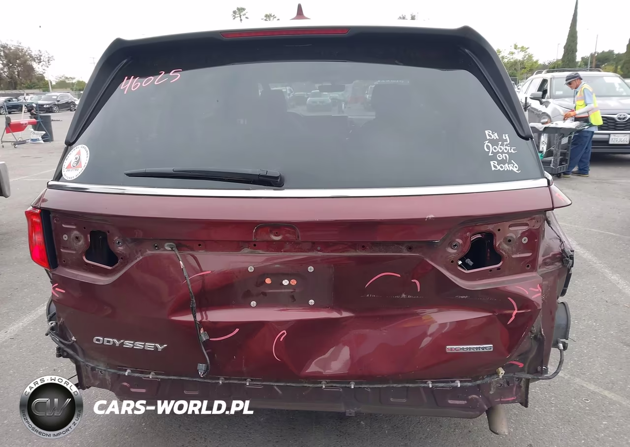 2018 Honda Odyssey Touring VIN:5FNRL6H88JB026568 - 17