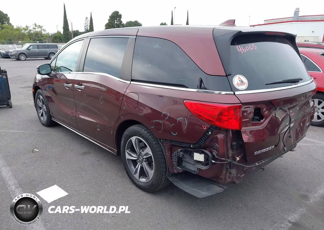 2018 Honda Odyssey Touring VIN:5FNRL6H88JB026568 - 3