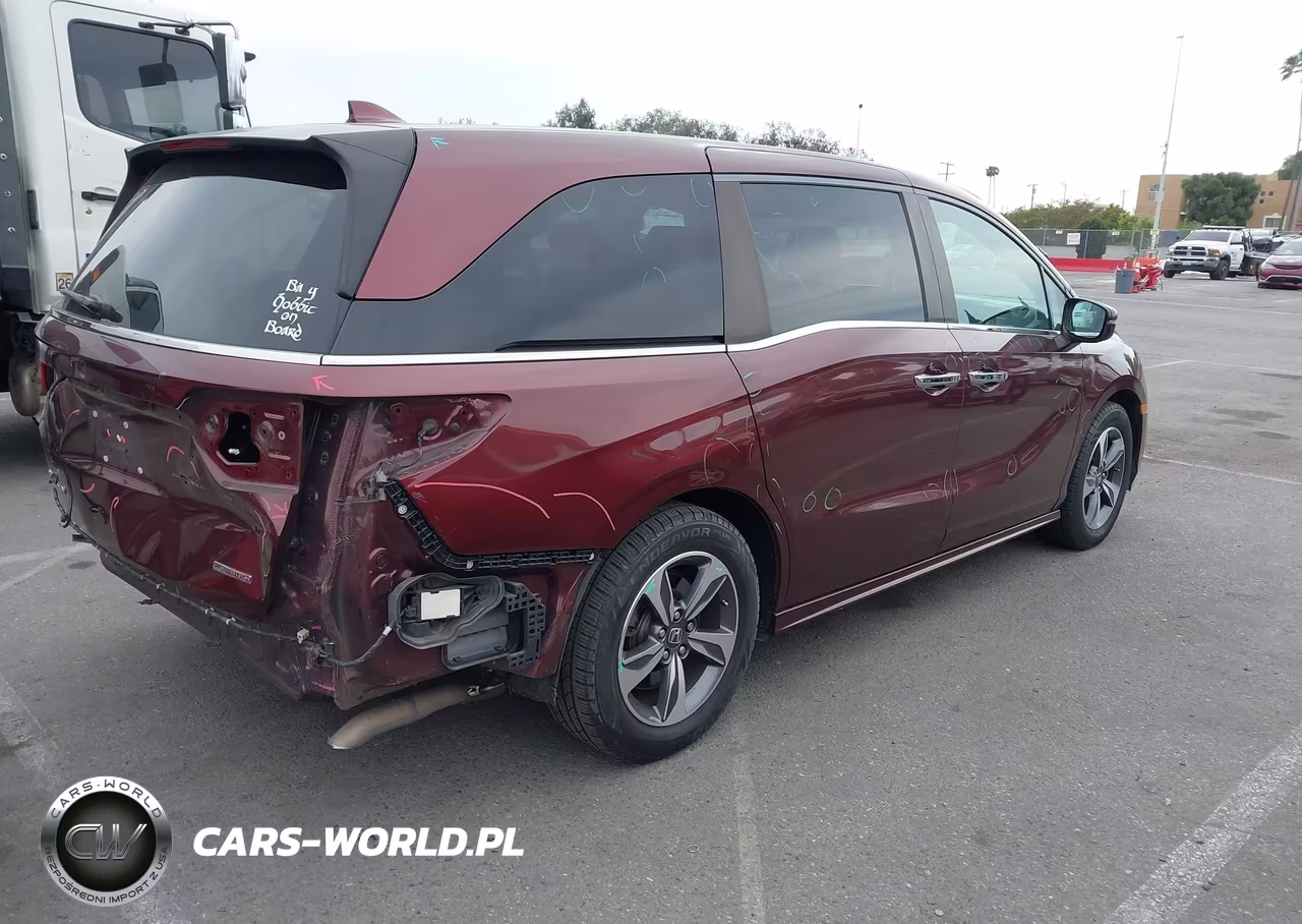 2018 Honda Odyssey Touring VIN:5FNRL6H88JB026568 - 4
