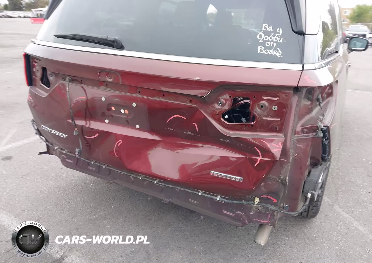 2018 Honda Odyssey Touring VIN:5FNRL6H88JB026568 - 6