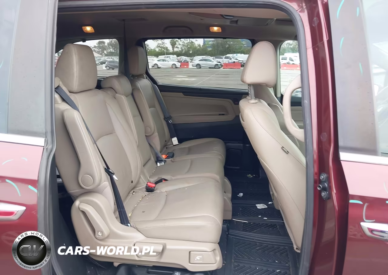 2018 Honda Odyssey Touring VIN:5FNRL6H88JB026568 - 8