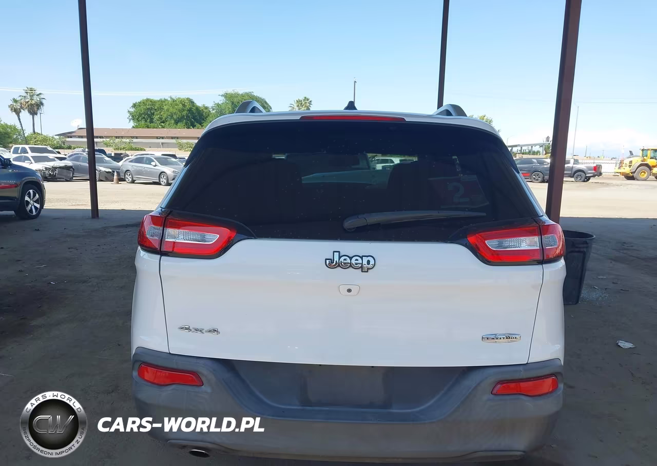 2015 Jeep Cherokee Latitude VIN:1C4PJMCBXFW514928 - 16