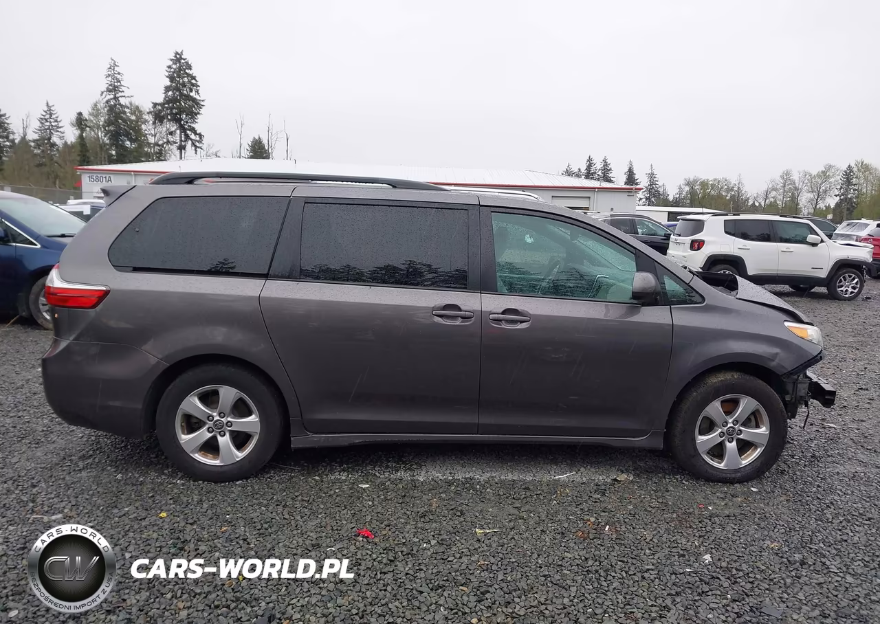2018 Toyota Sienna Le 8 Passenger VIN:5TDKZ3DC3JS927612 - 14