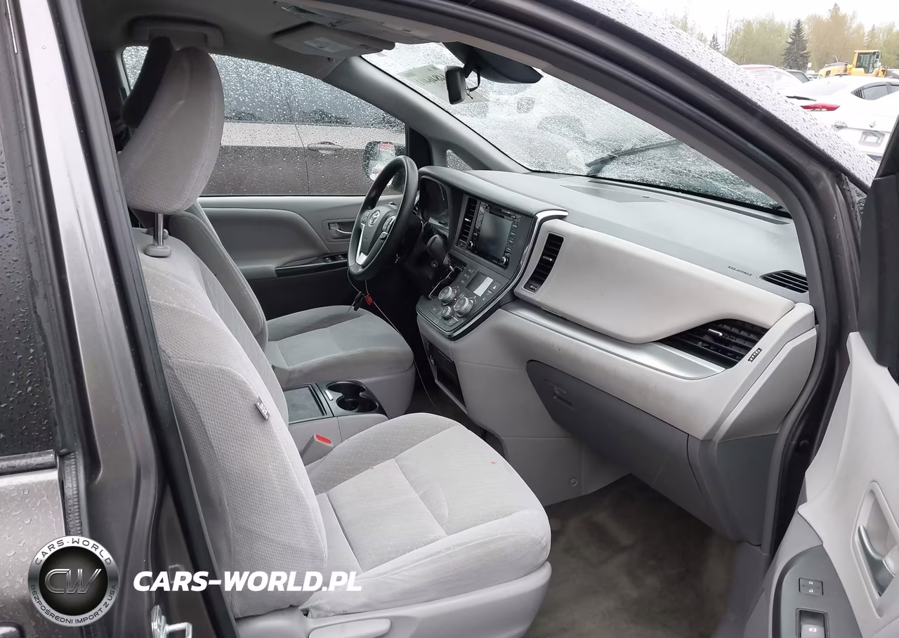 2018 Toyota Sienna Le 8 Passenger VIN:5TDKZ3DC3JS927612 - 18