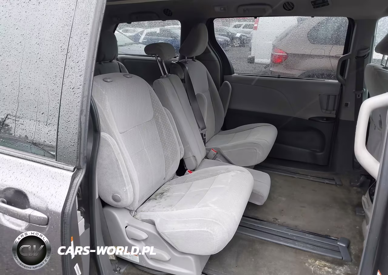 2018 Toyota Sienna Le 8 Passenger VIN:5TDKZ3DC3JS927612 - 19