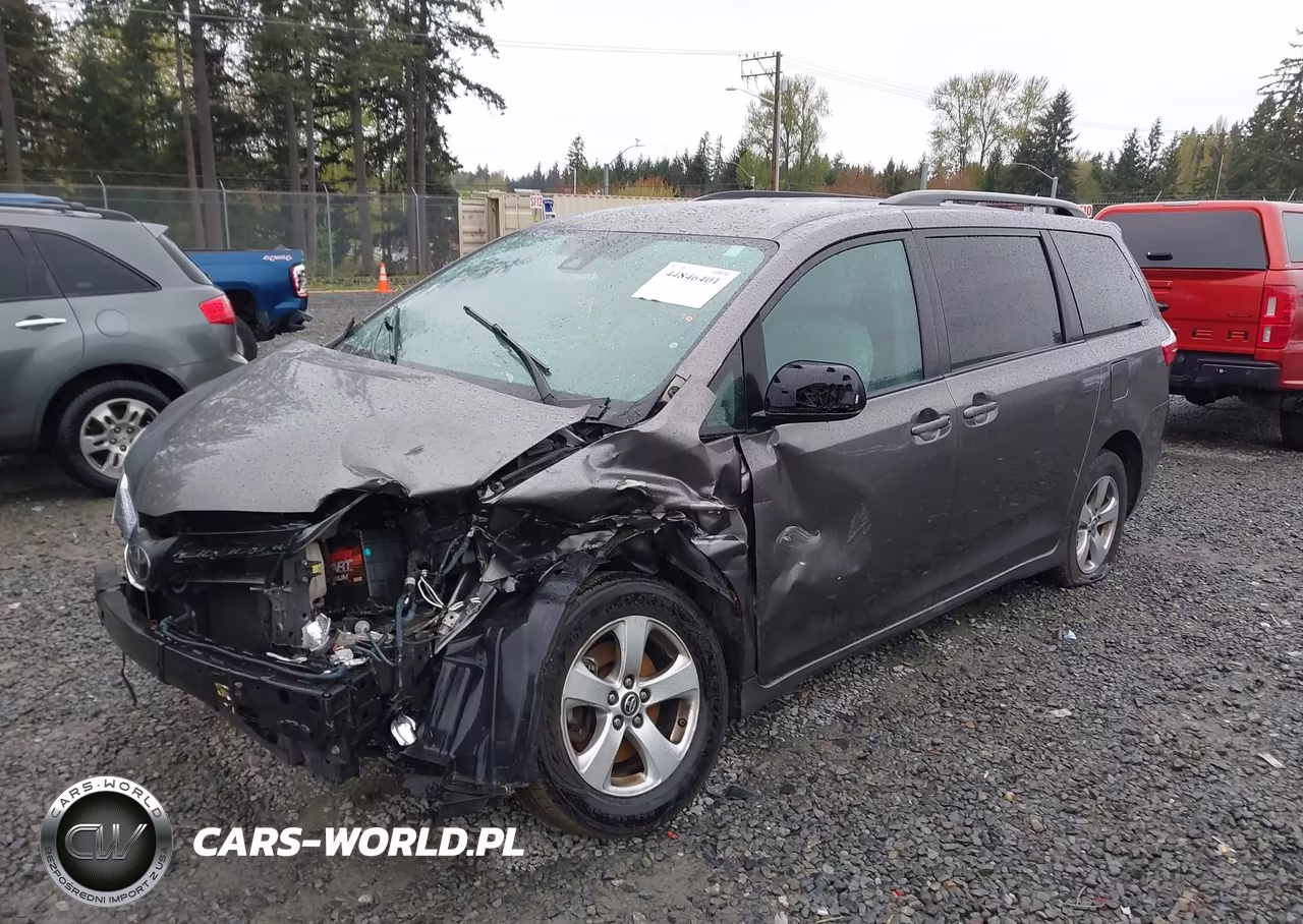 2018 Toyota Sienna Le 8 Passenger VIN:5TDKZ3DC3JS927612 - 2