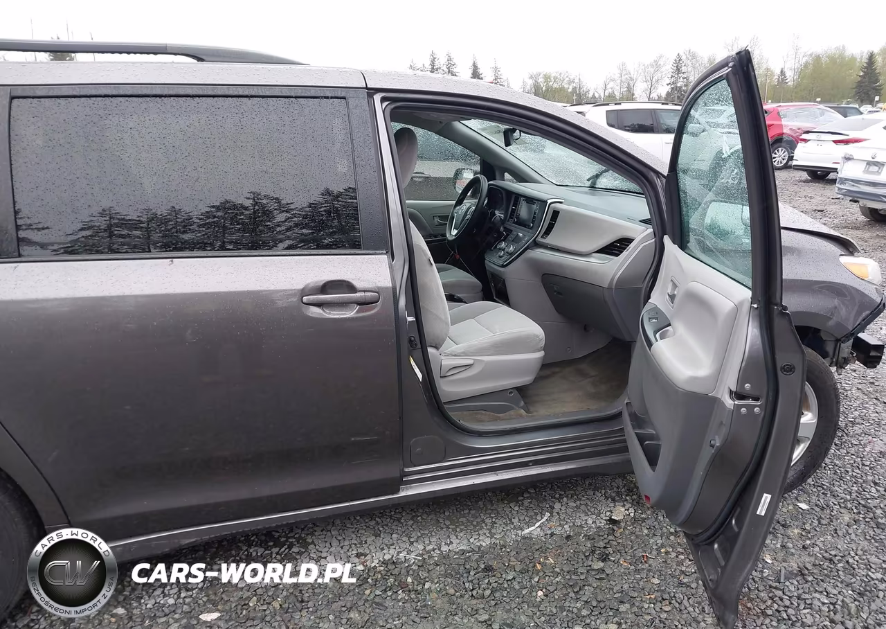 2018 Toyota Sienna Le 8 Passenger VIN:5TDKZ3DC3JS927612 - 5