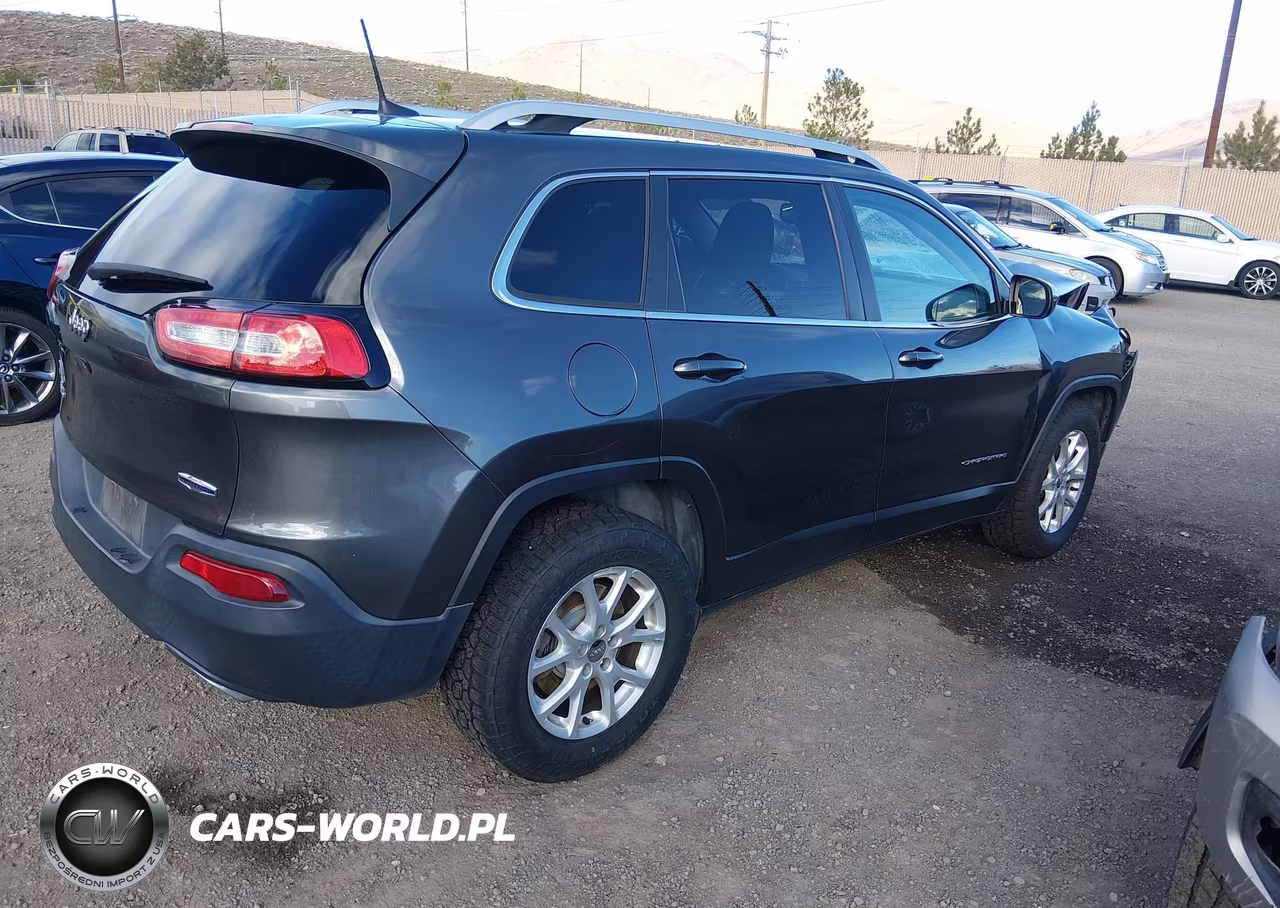 2016 Jeep Cherokee Latitude VIN:1C4PJMCS9GW269055 - 4