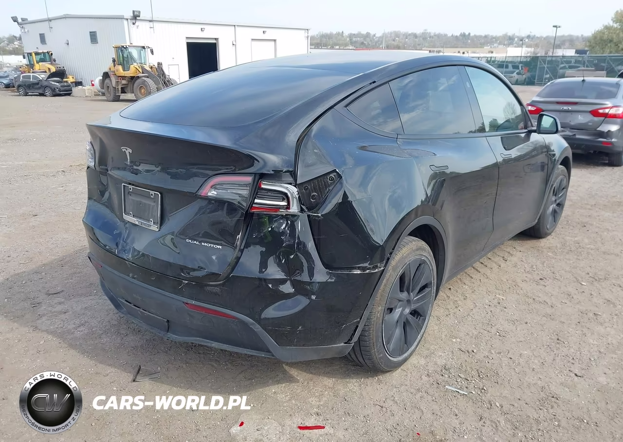 2025 Tesla Model Y Long Range Dual Motor All-Wheel Drive VIN:7SAYGDEE6SA360372 - 4