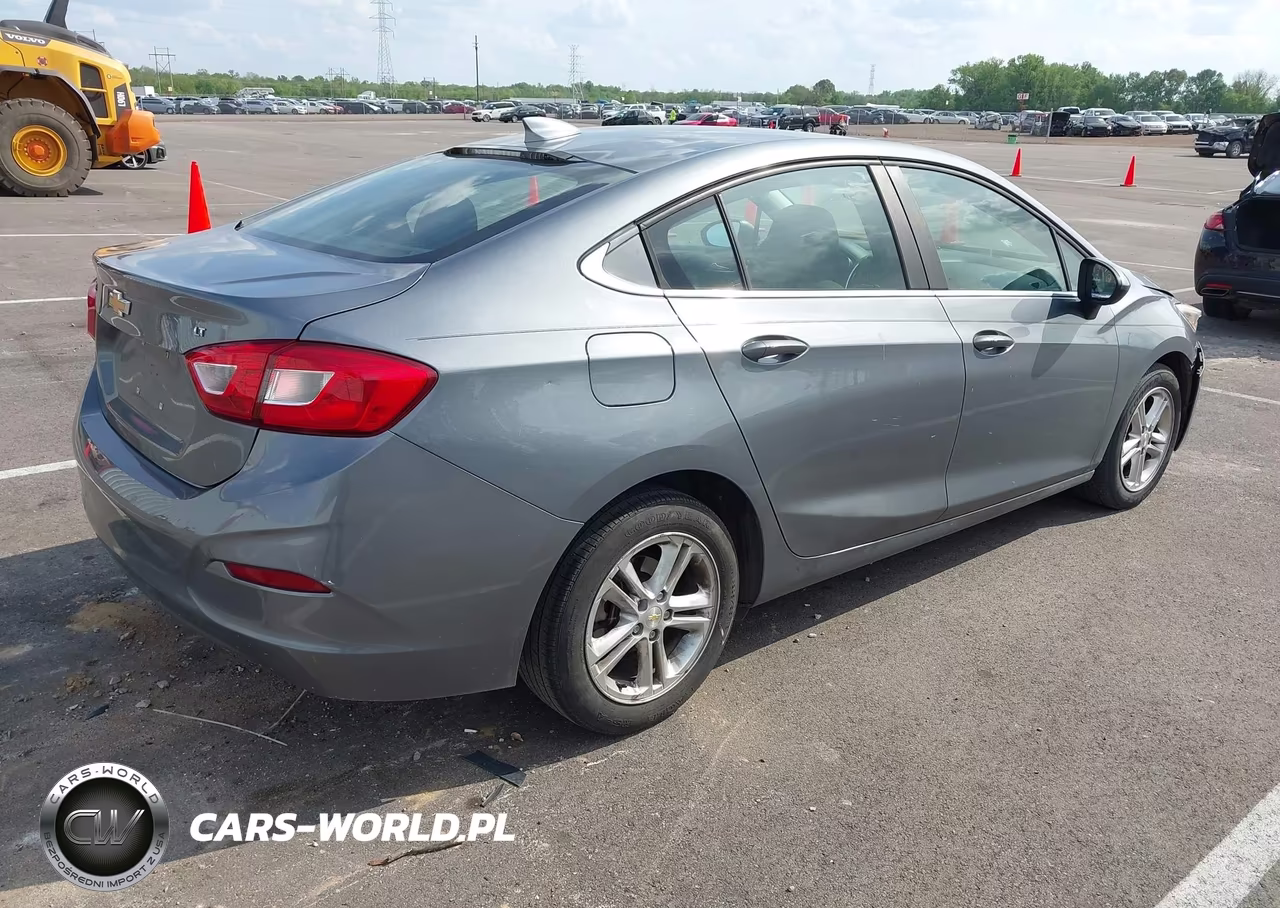2018 Chevrolet Cruze Lt Auto VIN:1G1BE5SM5J7246793 - 4