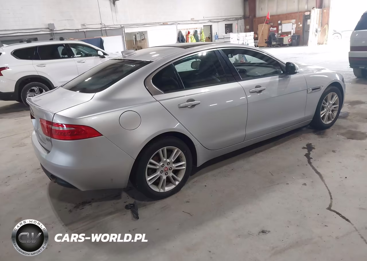 2018 Jaguar Xe 25T Premium VIN:SAJAJ4FXXJCP37513 - 4