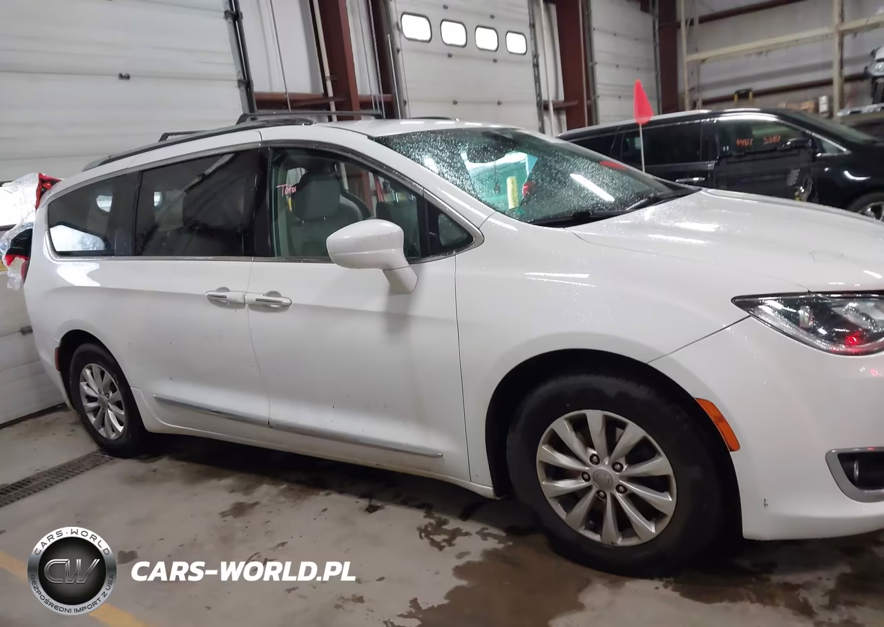 2018 Chrysler Pacifica Touring L VIN:2C4RC1BG8JR217124 - 14