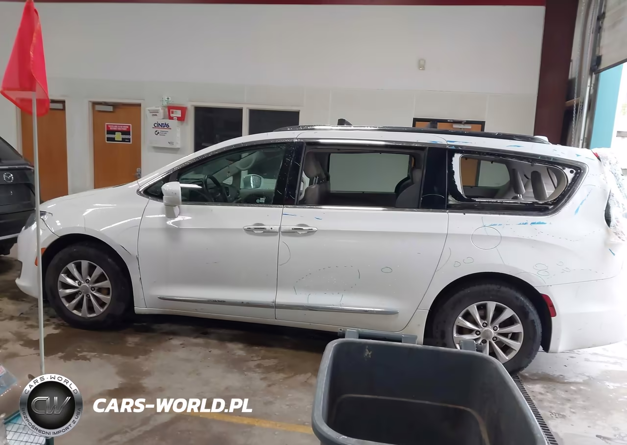 2018 Chrysler Pacifica Touring L VIN:2C4RC1BG8JR217124 - 15