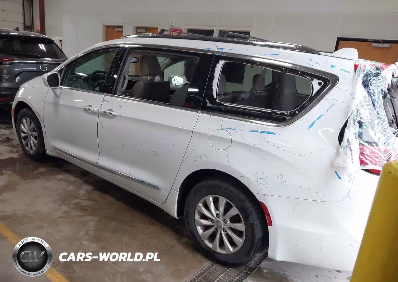 2018 Chrysler Pacifica Touring L VIN:2C4RC1BG8JR217124 - 3