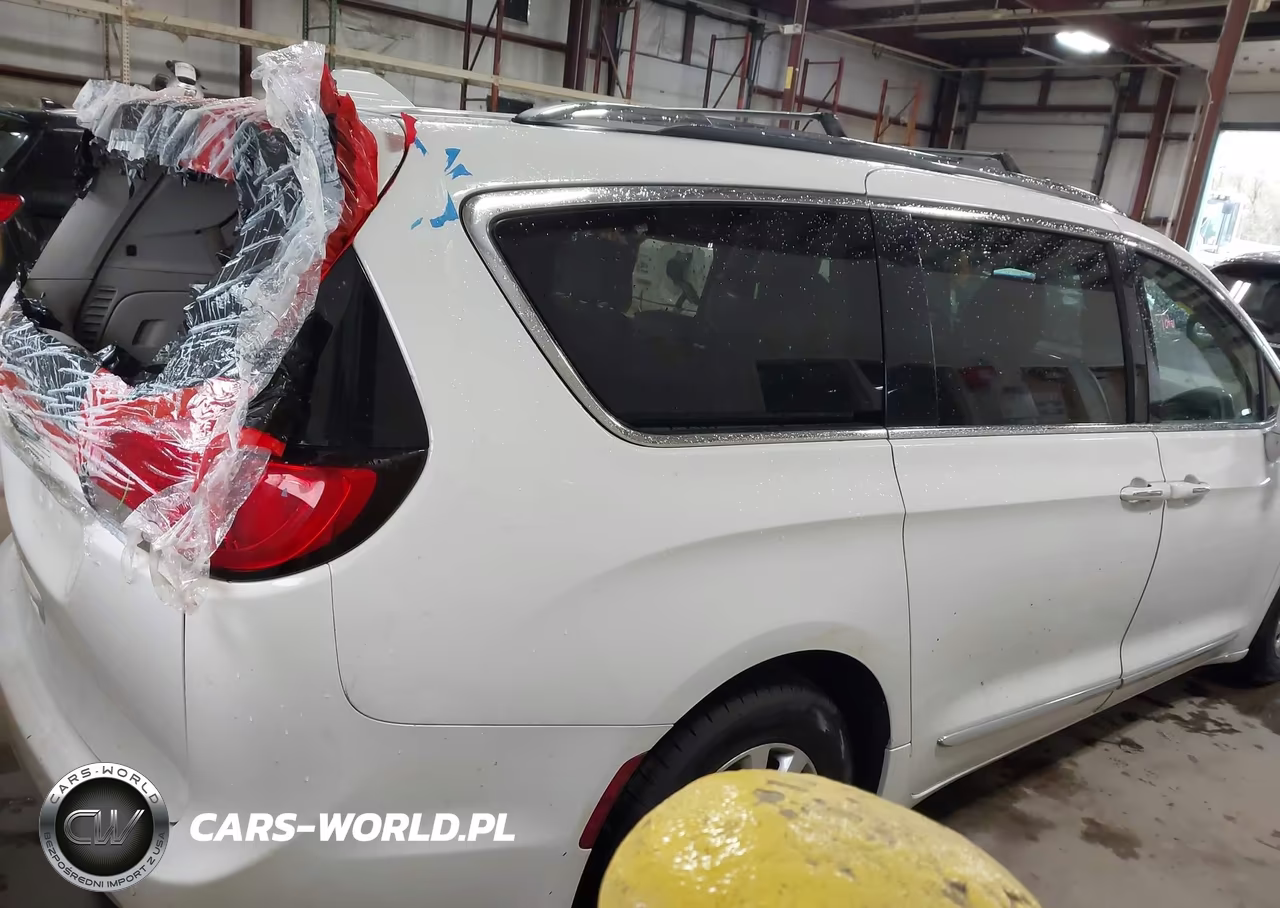 2018 Chrysler Pacifica Touring L VIN:2C4RC1BG8JR217124 - 4