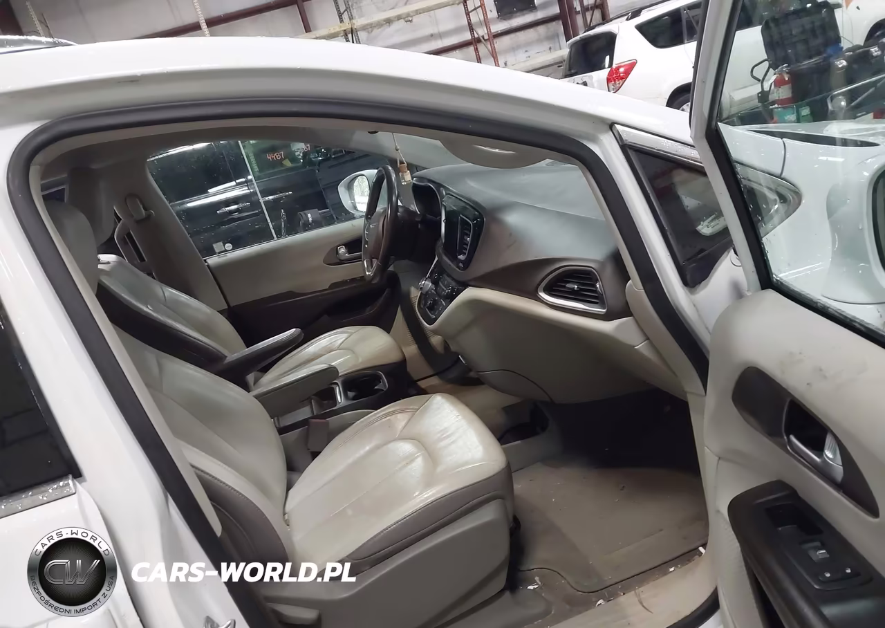 2018 Chrysler Pacifica Touring L VIN:2C4RC1BG8JR217124 - 5