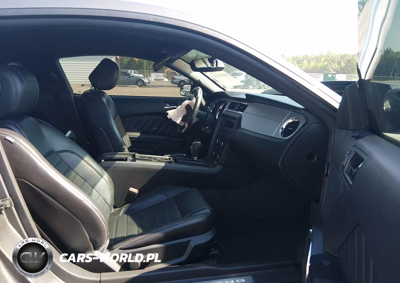 2014 Ford Mustang V6 Premium VIN:1ZVBP8AMXE5310636 - 5