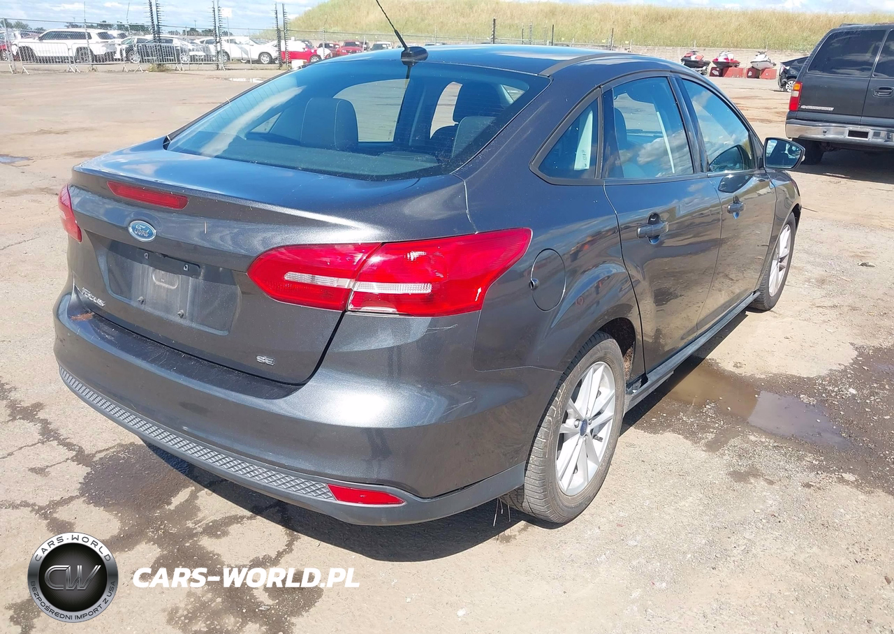2017 Ford Focus Se VIN:1FADP3F25HL285608 - 4