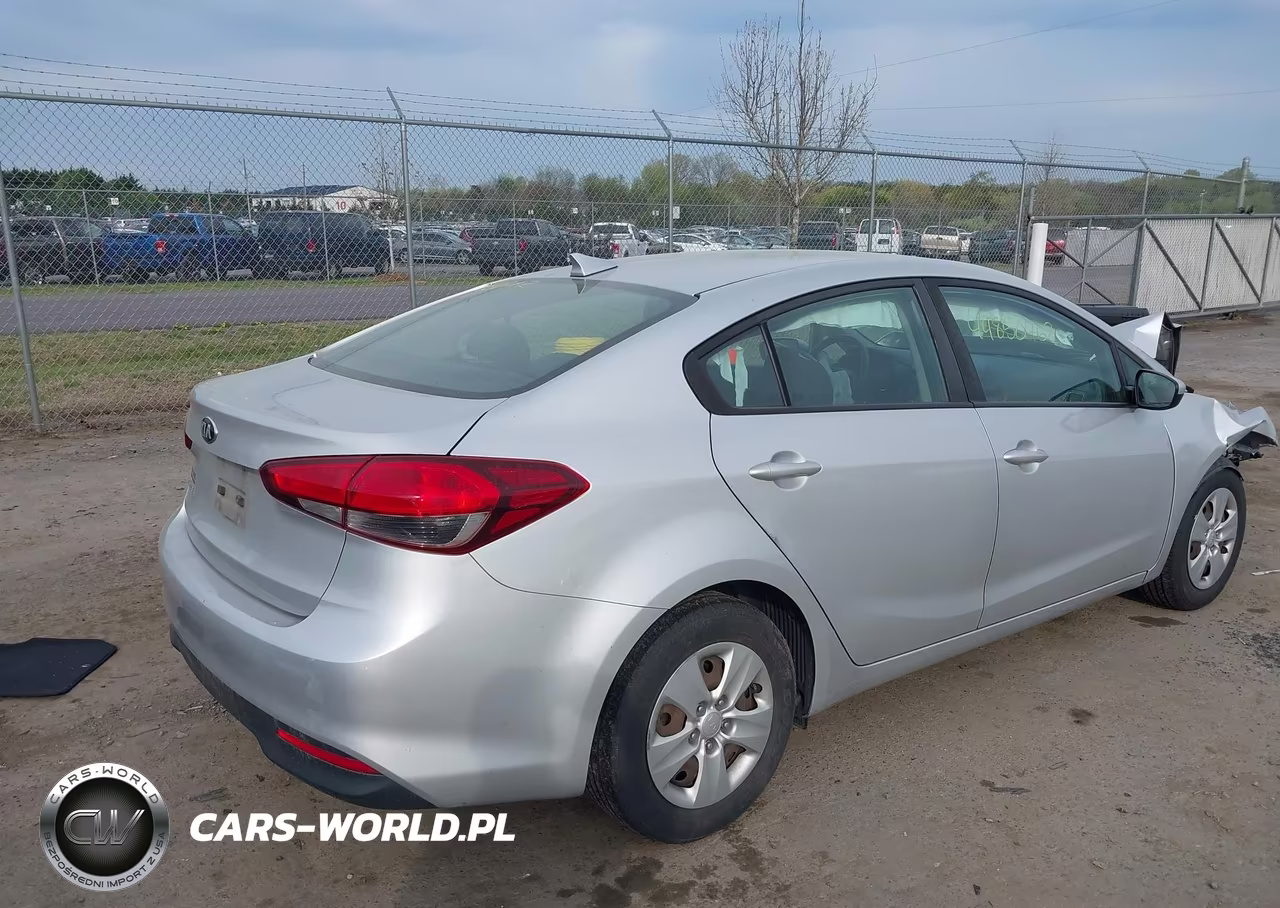 2018 Kia Forte Lx VIN:3KPFL4A78JE185766 - 4