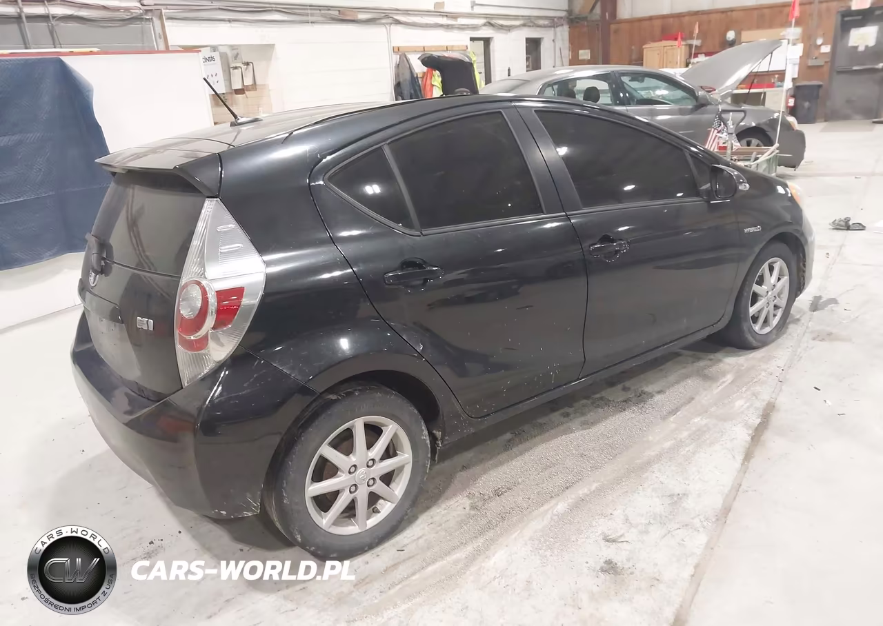 2013 Toyota Prius C Three VIN:JTDKDTB34D1049403 - 4