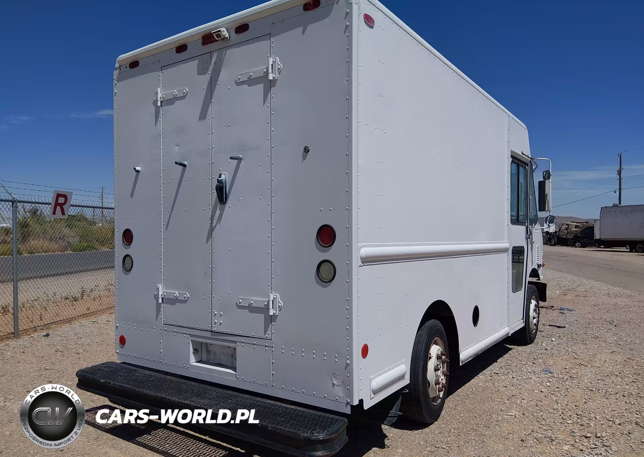 2005 Freightliner Chassis M Line Walk-In Van VIN:4UZAANCP35CU90796 - 4