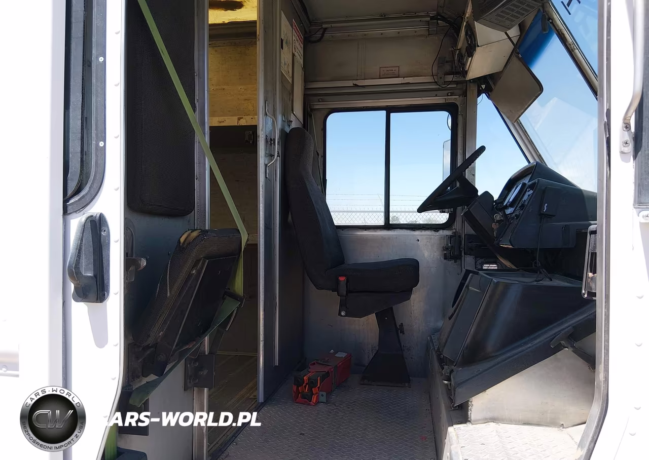 2005 Freightliner Chassis M Line Walk-In Van VIN:4UZAANCP35CU90796 - 7