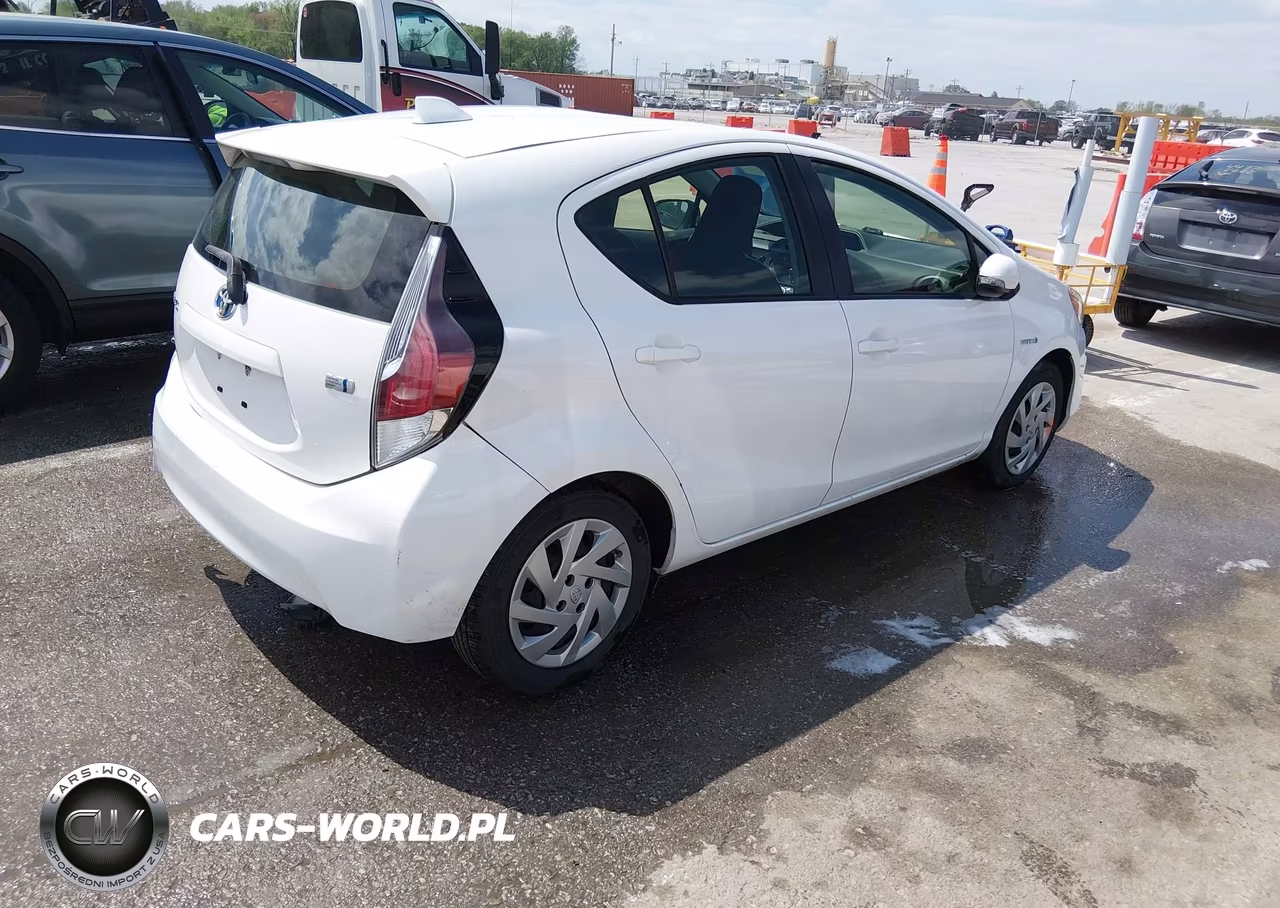 2015 Toyota Prius C One VIN:JTDKDTB38F1581806 - 4