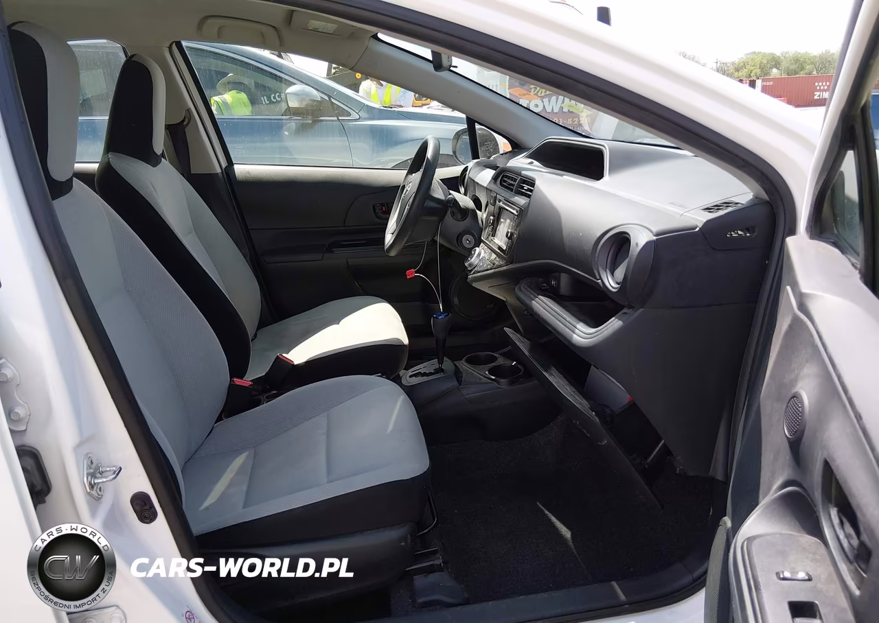 2015 Toyota Prius C One VIN:JTDKDTB38F1581806 - 5