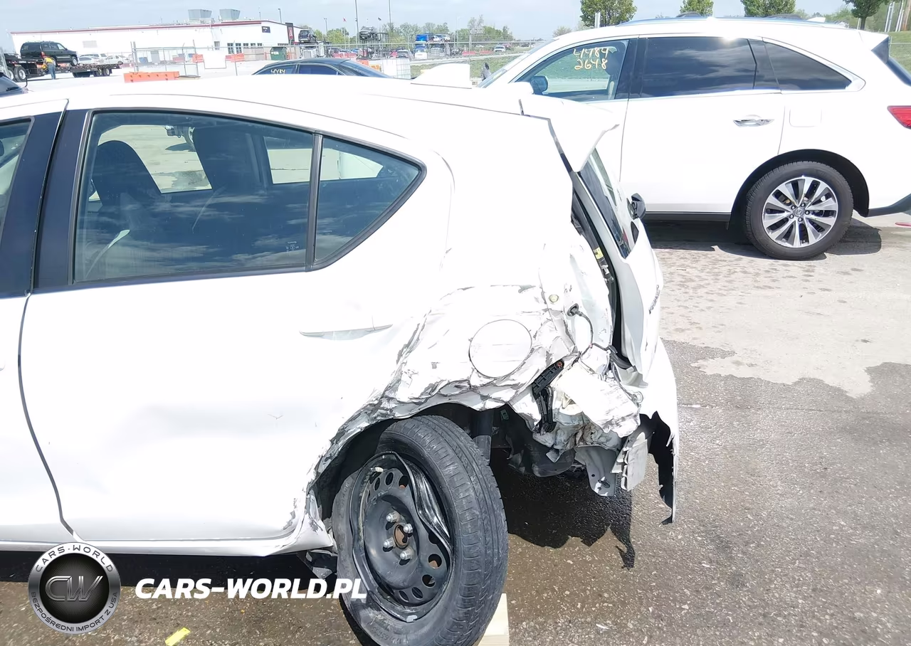 2015 Toyota Prius C One VIN:JTDKDTB38F1581806 - 6