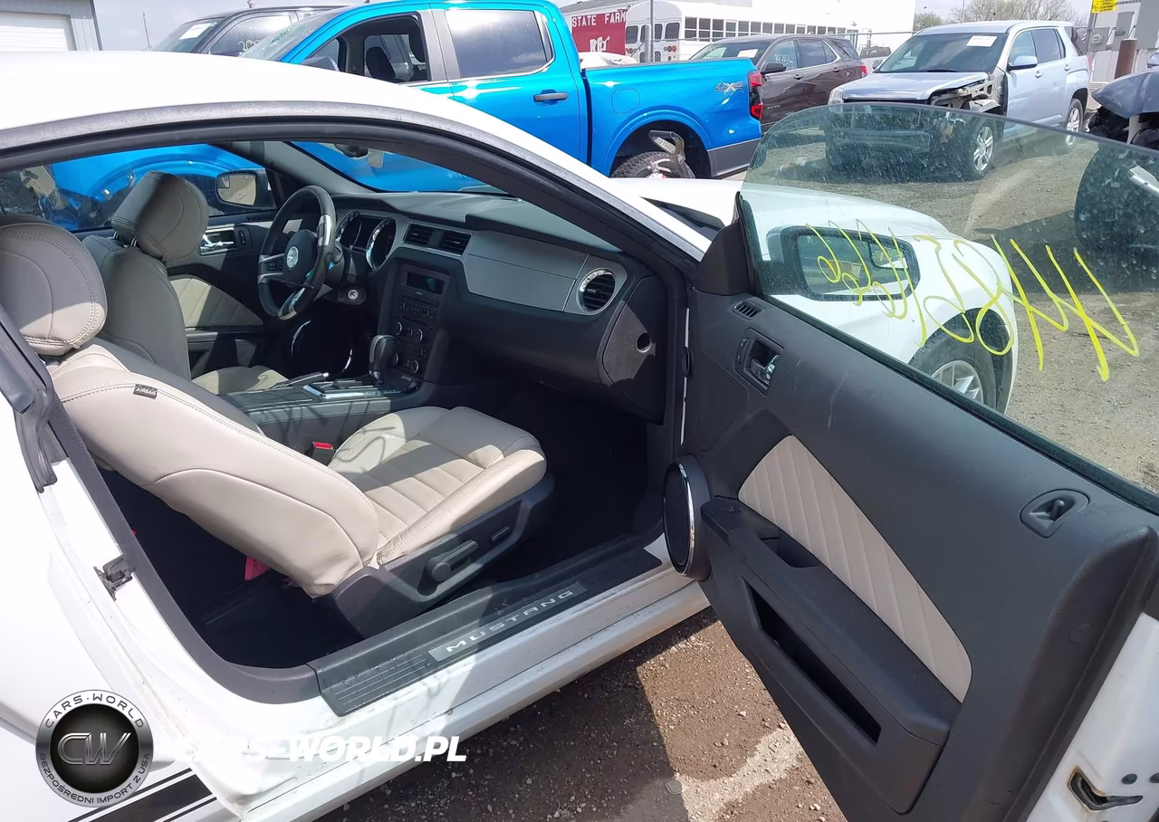 2014 Ford Mustang V6 Premium VIN:1ZVBP8AM4E5253995 - 5