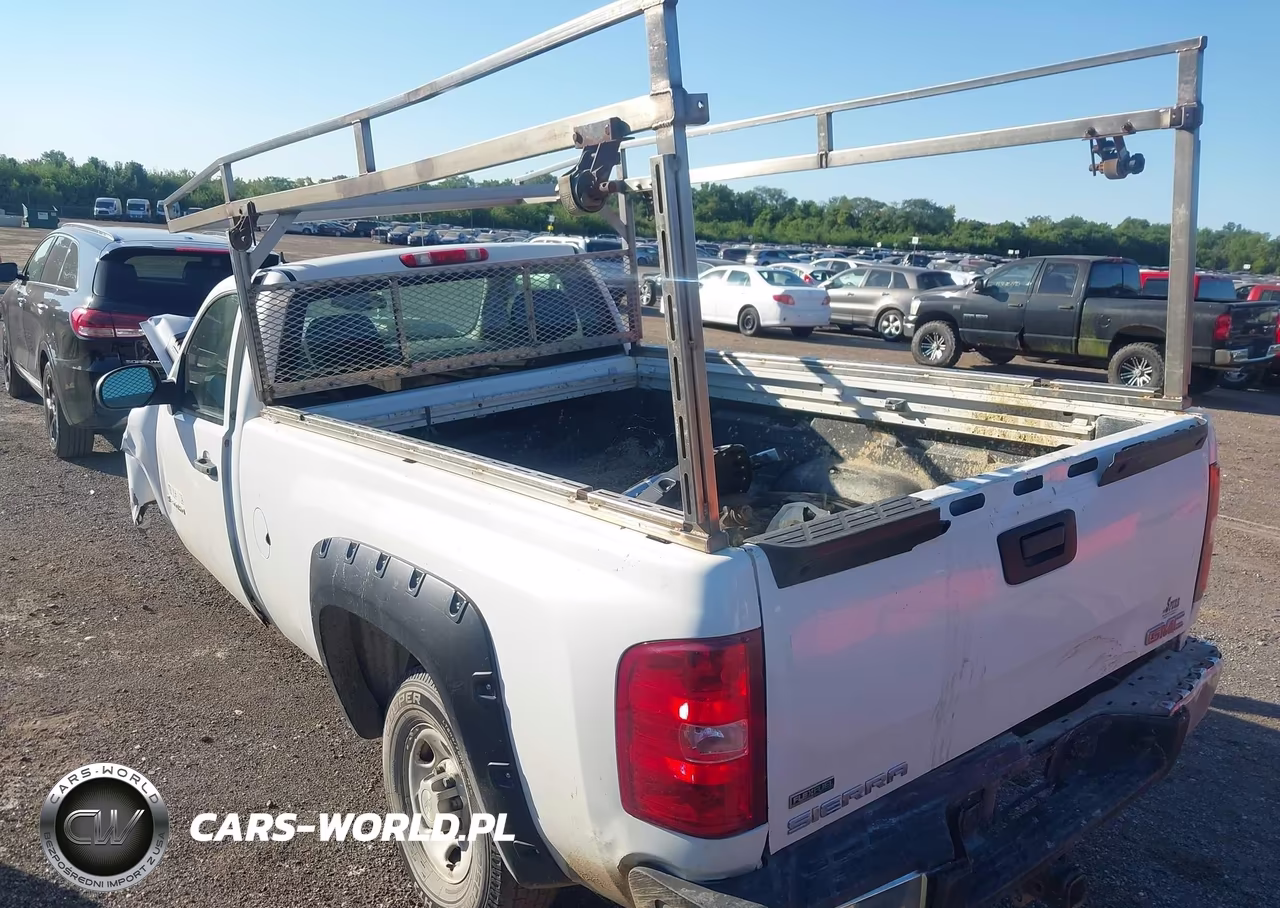 2008 Chevrolet Silverado 2500Hd Work Truck VIN:1GCHC24K18E216679 - 3