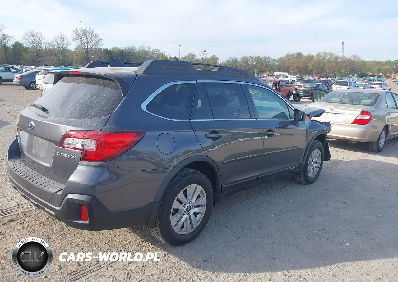 2018 Subaru Outback 2.5I Premium VIN:4S4BSADC1J3336636 - 4