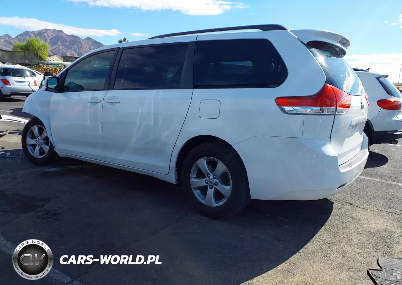 2011 Toyota Sienna Le V6 VIN:5TDKK3DC3BS046768 - 3