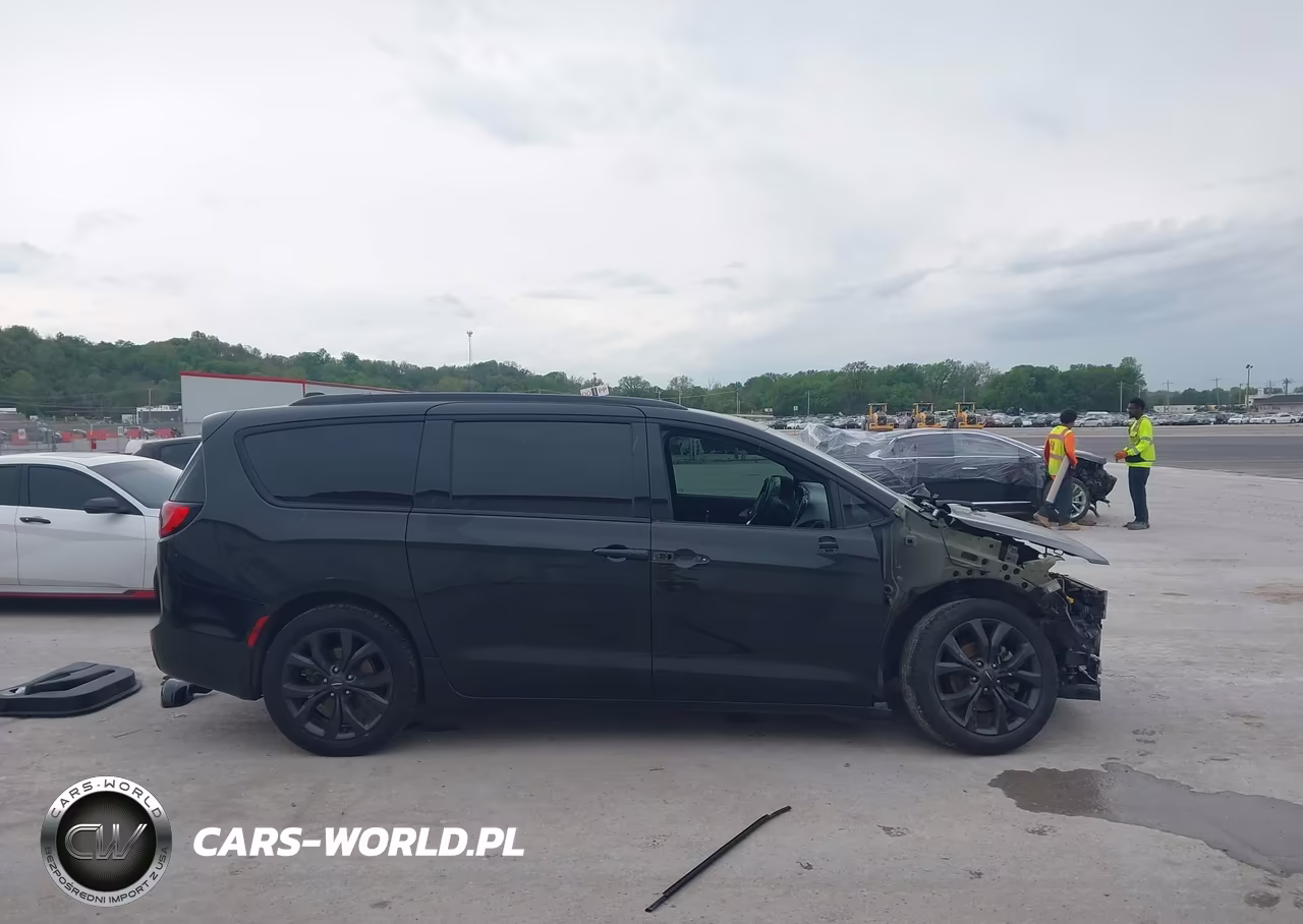 2020 Chrysler Pacifica Touring L Plus VIN:2C4RC1EG6LR229318 - 14