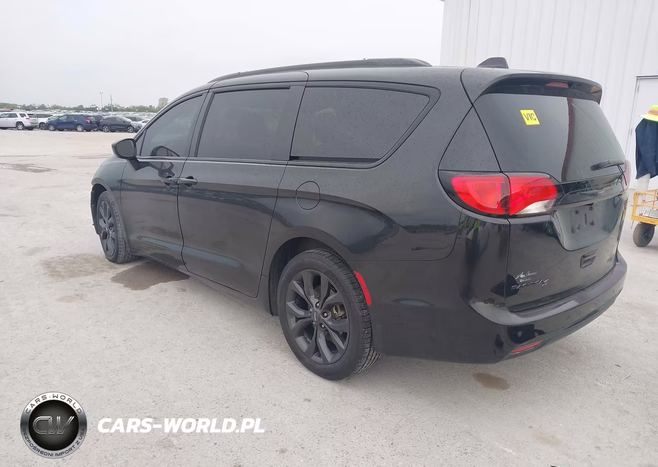 2020 Chrysler Pacifica Touring L Plus VIN:2C4RC1EG6LR229318 - 3