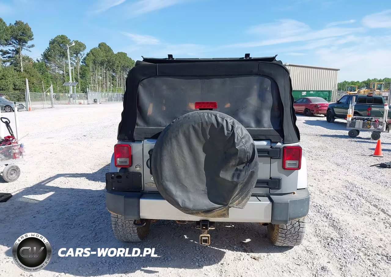 2015 Jeep Wrangler Unlimited Sahara VIN:1C4HJWEG1FL635289 - 16