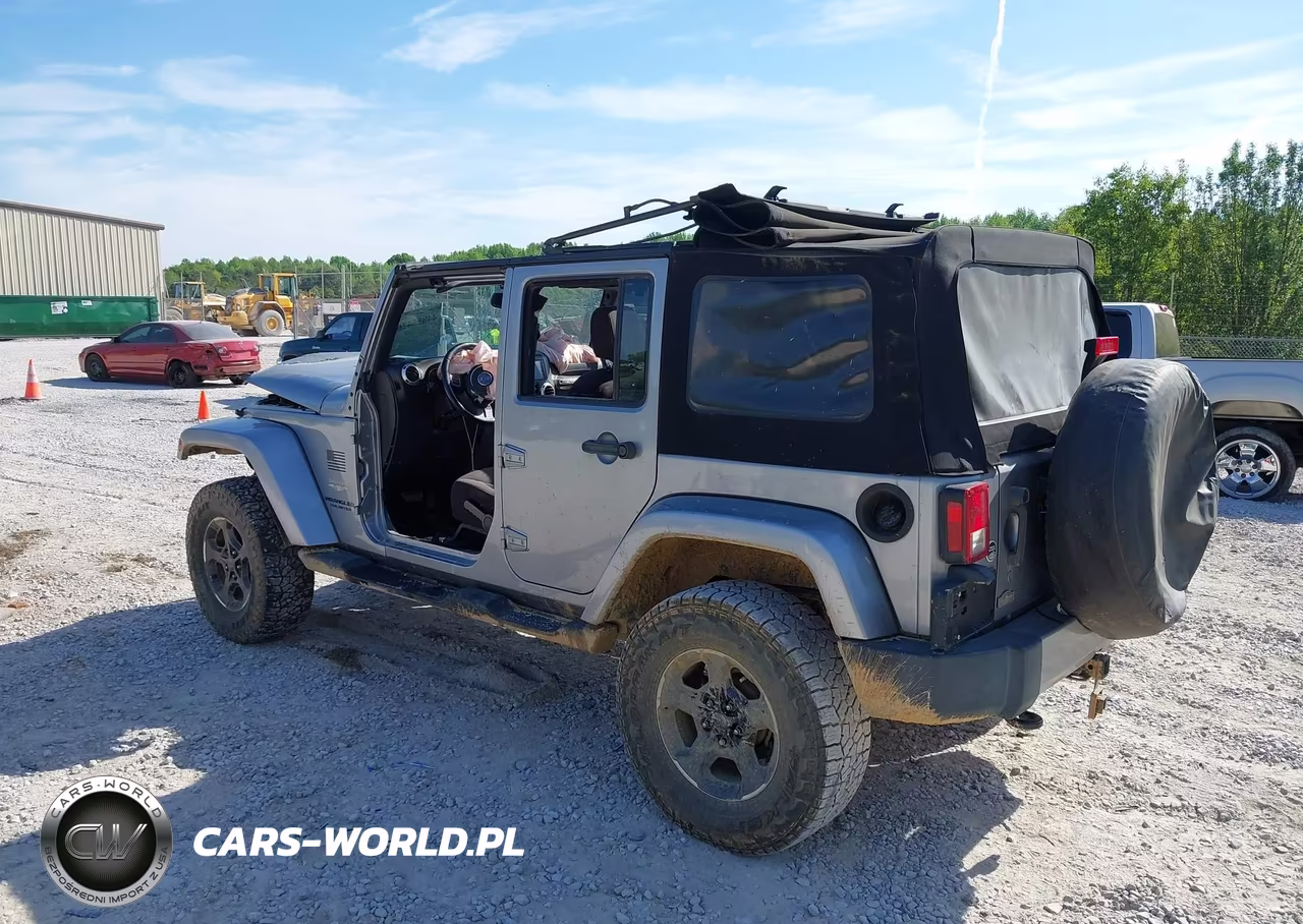 2015 Jeep Wrangler Unlimited Sahara VIN:1C4HJWEG1FL635289 - 3