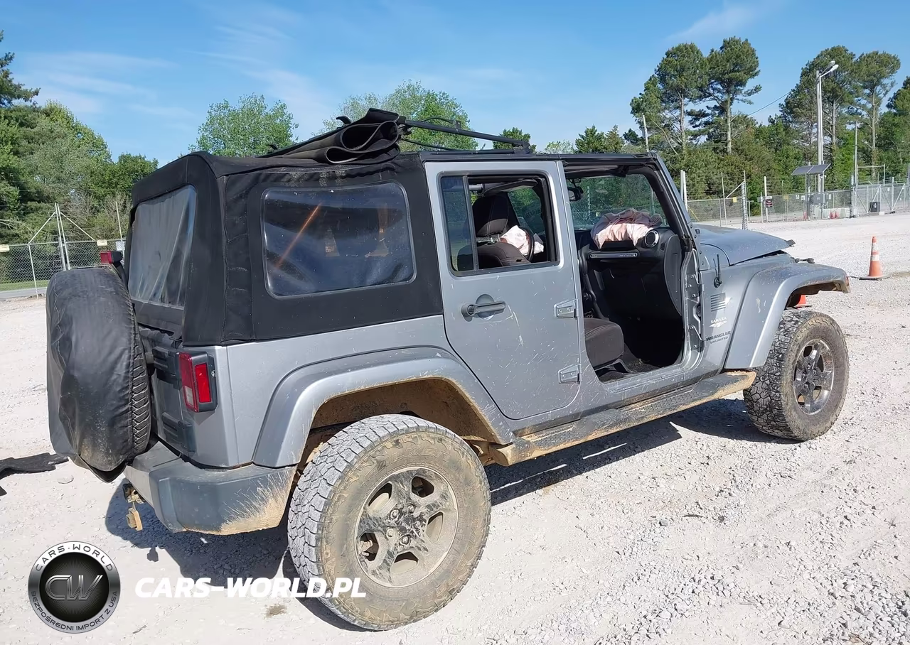 2015 Jeep Wrangler Unlimited Sahara VIN:1C4HJWEG1FL635289 - 4
