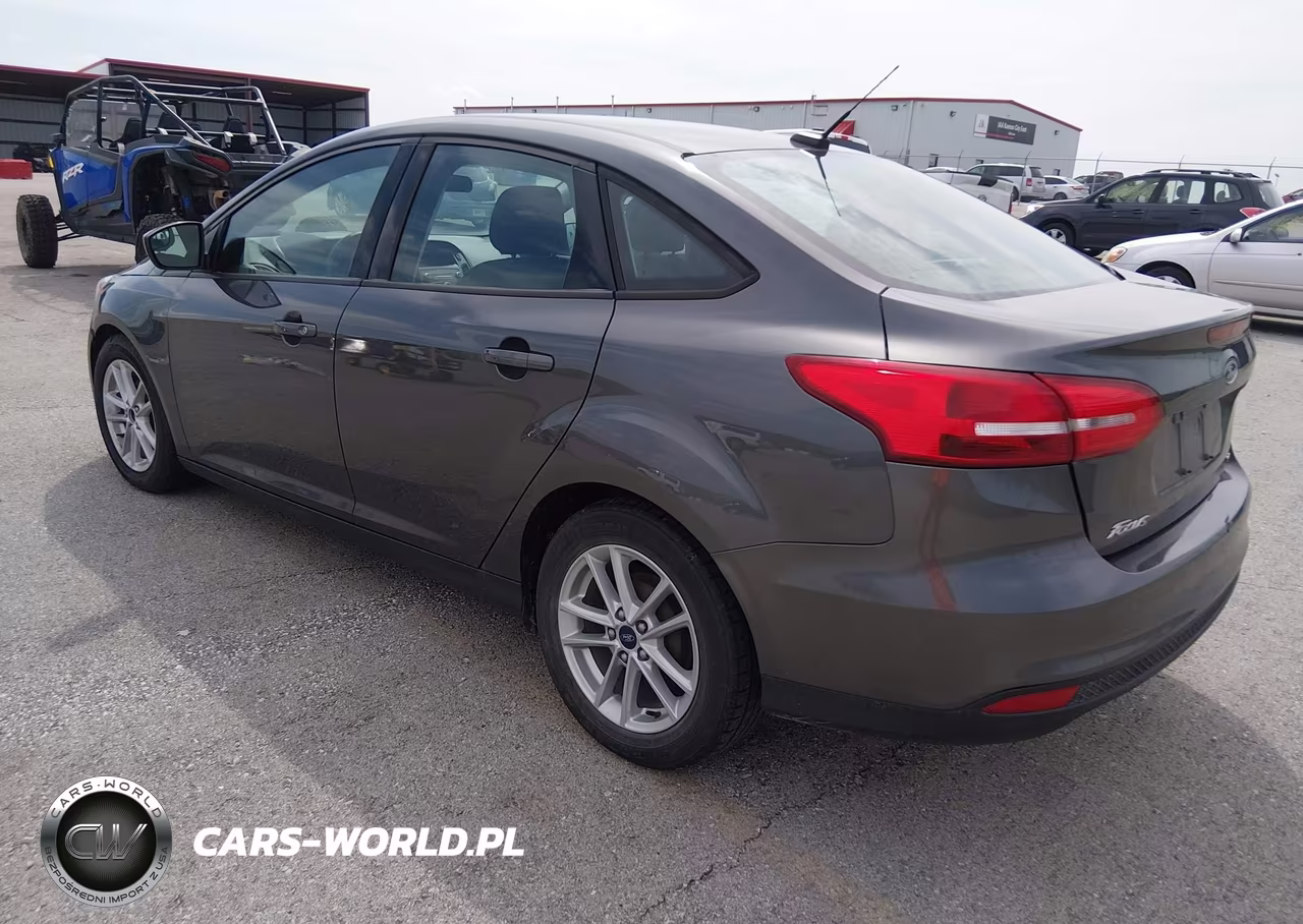 2018 Ford Focus Se VIN:1FADP3F22JL312639 - 3