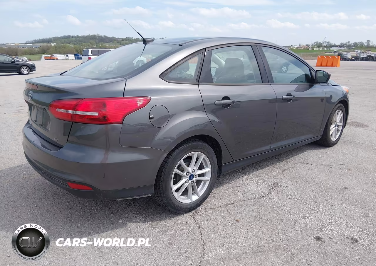 2018 Ford Focus Se VIN:1FADP3F22JL312639 - 4