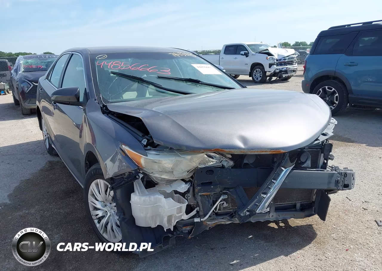 2014 Toyota Camry Le – zdjęcie 1 z 17