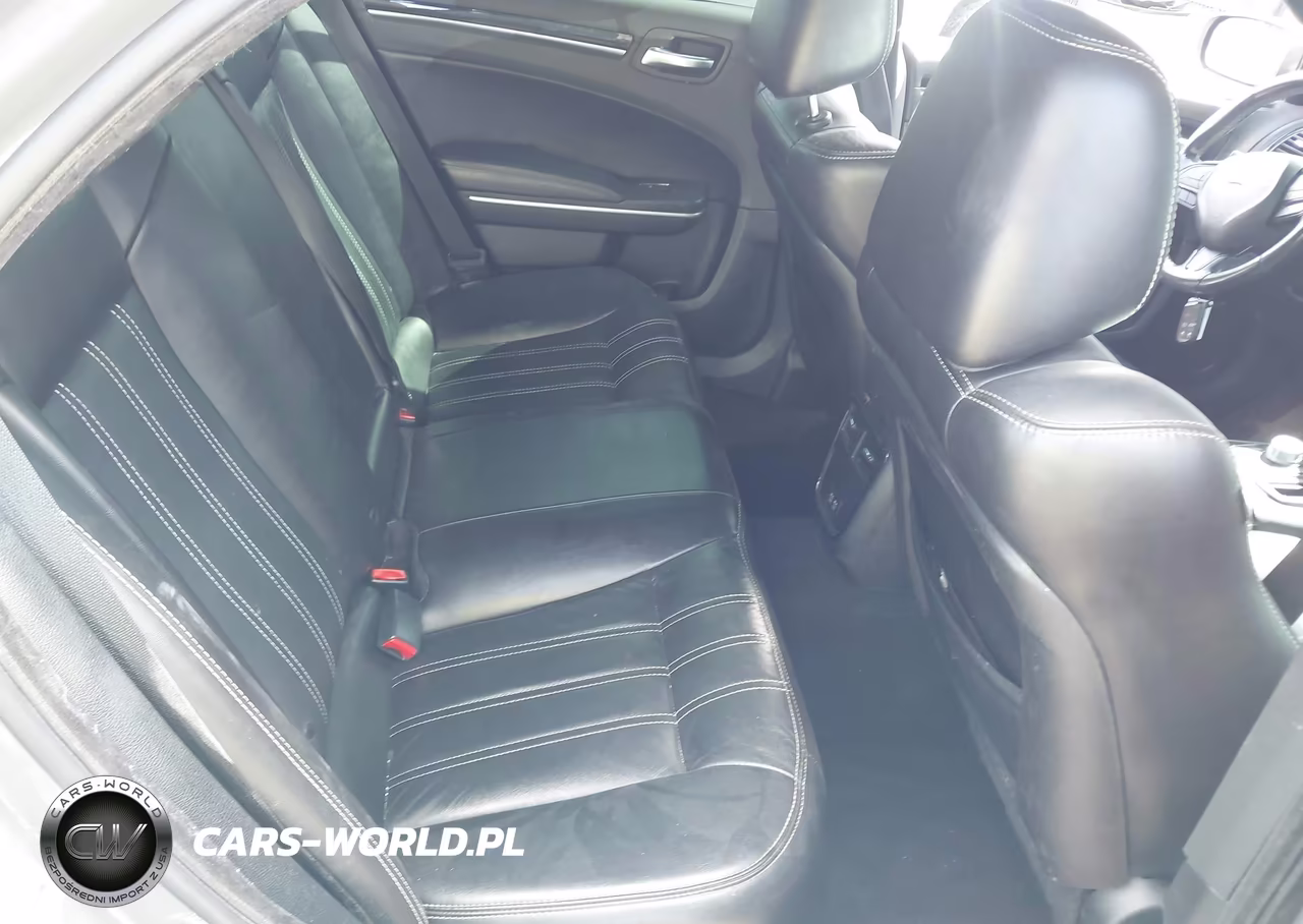 2019 Chrysler 300 300S VIN:2C3CCABG9KH561384 - 8