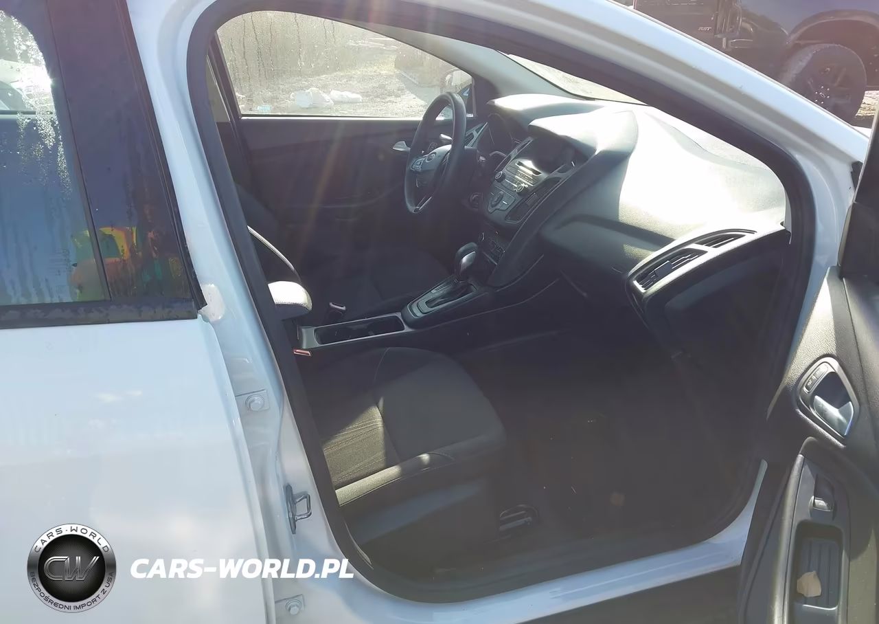 2017 Ford Focus Se VIN:1FADP3K2XHL232814 - 5