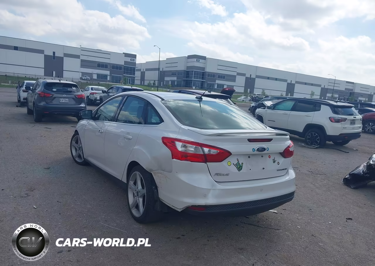 2012 Ford Focus Titanium VIN:1FAHP3J23CL139838 - 3